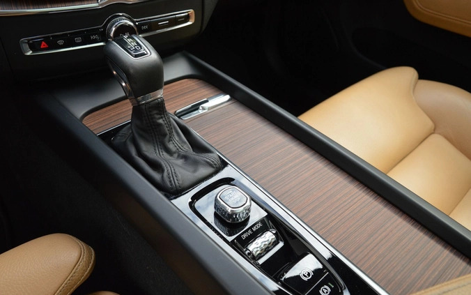 Volvo XC 60 cena 164444 przebieg: 51589, rok produkcji 2019 z Poznań małe 497